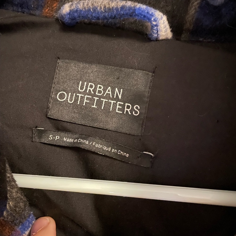 NWOT Urban Outfitters cropped puffer jacket - Picture 5 of 8